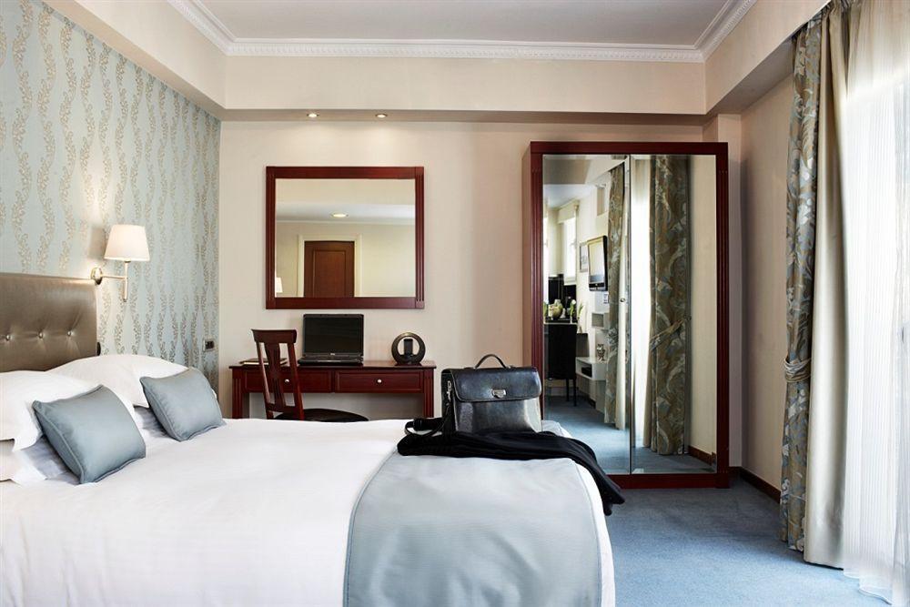 Ava And Otel